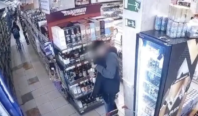 Астана тұрғыны супермаркеттен қымбат ішімдік ұрлаған (видео)