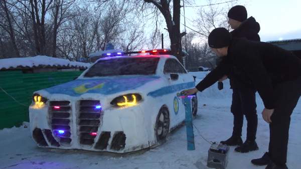 БҚО тұрғыны қардан полиция көлігін қалап шықты