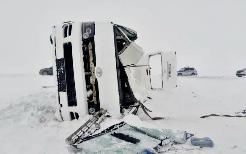 Журналистер отырған автобус апатқа ұшырады 