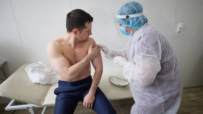 Зеленский вакцина салдырды