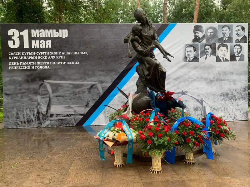Алматыда саяси қуғын-сүргін және ашаршылық құрбандарын еске алу шарасы өтті