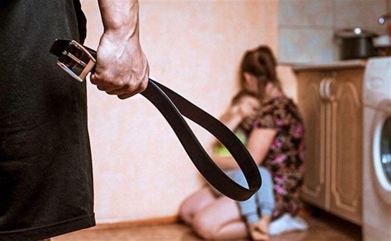 Әйелінің қабырғасын сындырып, баласының басын унитазға батырған