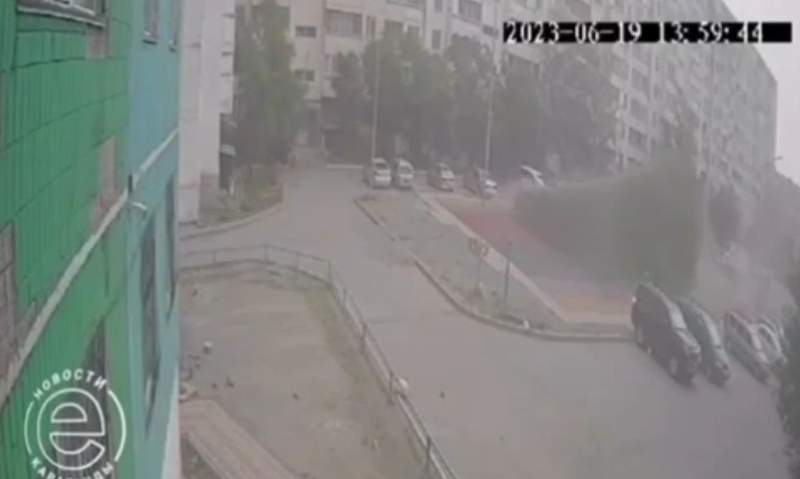 Қарағандыдағы дауыл ойын алаңындағы балаларды ұшырды (видео)