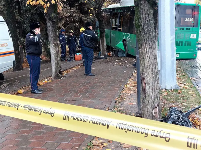 Бір адам қаза тапты: Алматыда екі автобус соқтығысты (видео)