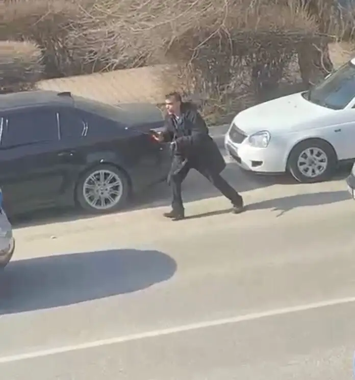 Шымкентте Өзбекстан азаматы қару-жарақ дүкеніне шабуыл жасап, атыс шығарды (видео)