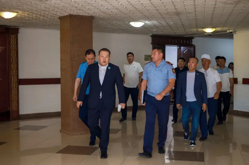 Мәжіліс депутаты Шымкенттің Ішкі істер қызметкерлерімен қауіпсіздікті  қамтамасыз ету мәселелерін талқылады