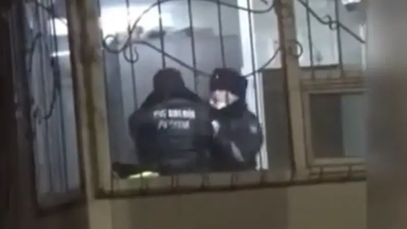 Шымкенттік полицейлердің бекеттегі төбелесі видеоға түсірілді