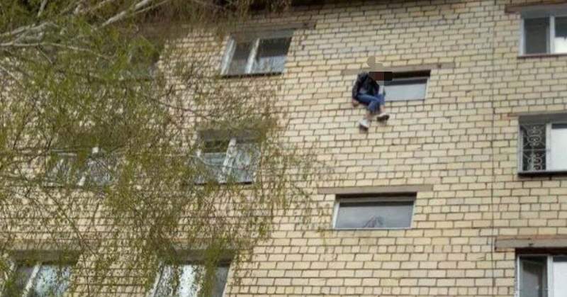 Бесінші қабаттан секірмек болған әйел адам құтқарылды