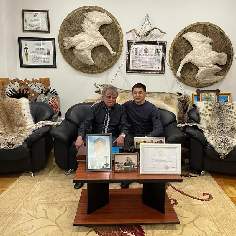 Полиция Туризм академиясы президентінің қар барысының терісімен түскен суретін тексеріп жатыр