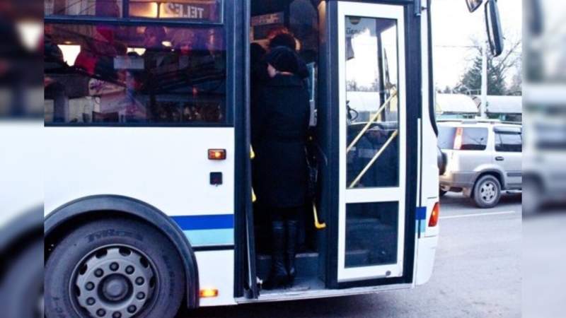 Кондуктор автобустан құлап, қайтыс болды
