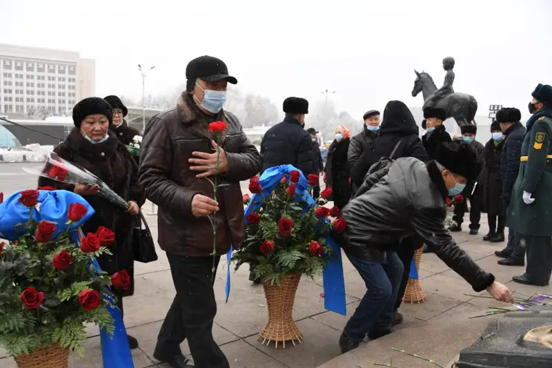 Алматы әкімі Тәуелсіздік монументіне гүл шоғын қойды