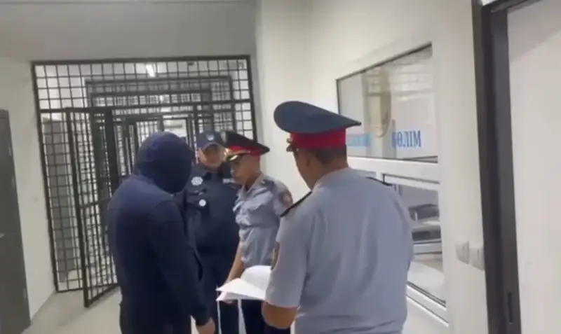 Алматыдағы дүкендердің бірінде бойжеткеннің кеудесін ұстаған ер адам 5 тәулікке қамалды (видео)
