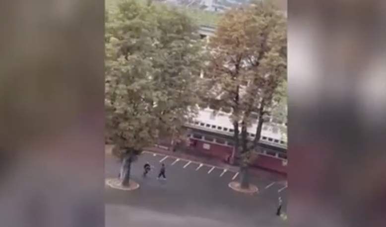 Францияда ер адам мектепке шабуылдап, мұғалімді пышақтап өлтірді