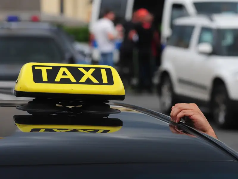 Алматы облысында такси жүргізушісі жолаушы қызды соққыға жыққан
