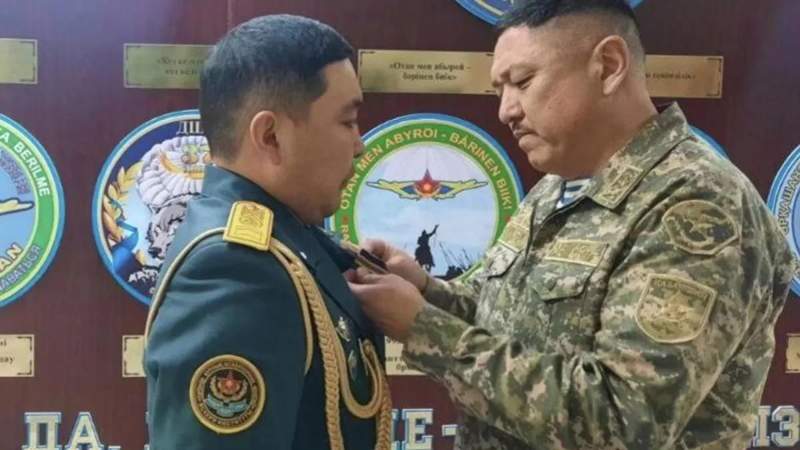 Алматыда екі баланы өрттен аман алып қалған сержант марапатталды