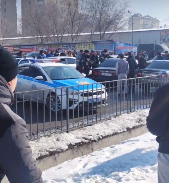 Алматыда көлік ұрлау кезінде өзіне пышақ салған ер адамның жағдайы ауыр