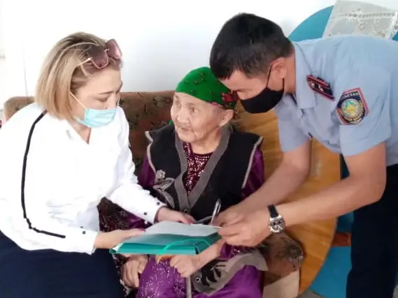 101 жастағы әжей құжат алды 