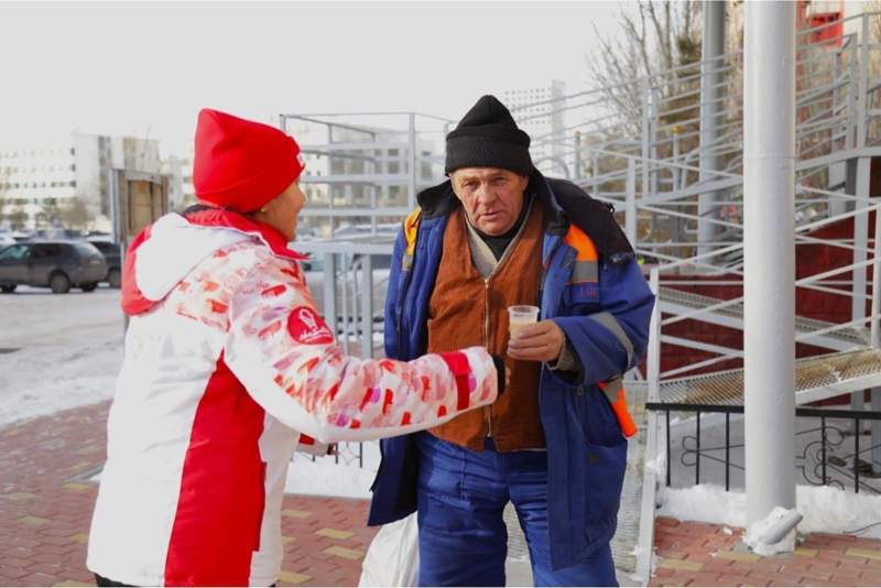 Елорда еріктілері көшеде ыстық шай таратып жүр
