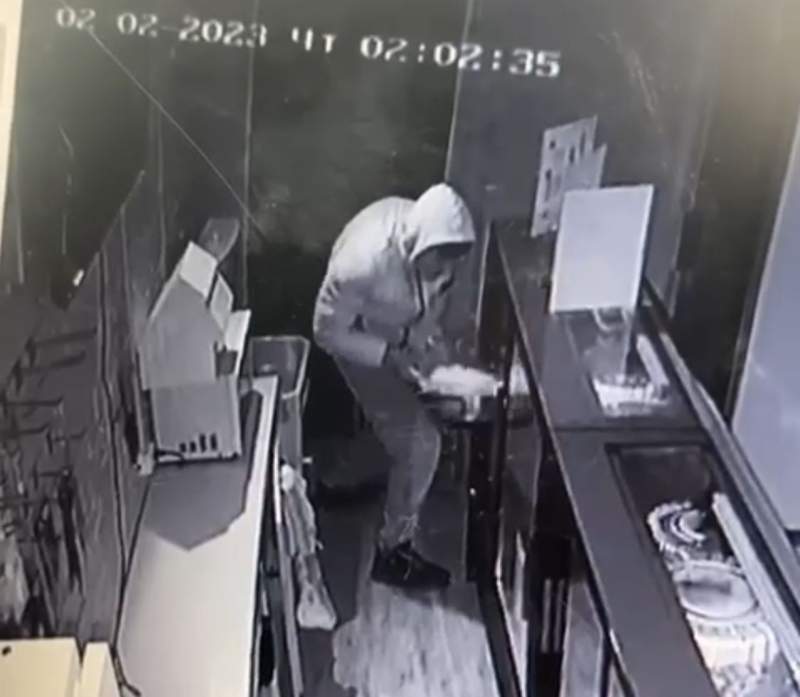 Тәтті жегісі келген ер адамның торт ұрлағаны бейнебақылауға түсіп қалған