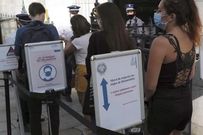 Әлем елдері карантин енгізе бастады