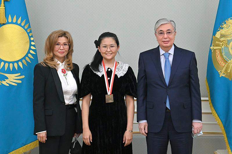 Президент шахматтан әлем чемпионы Бибісара Асаубаеваны қабылдады 