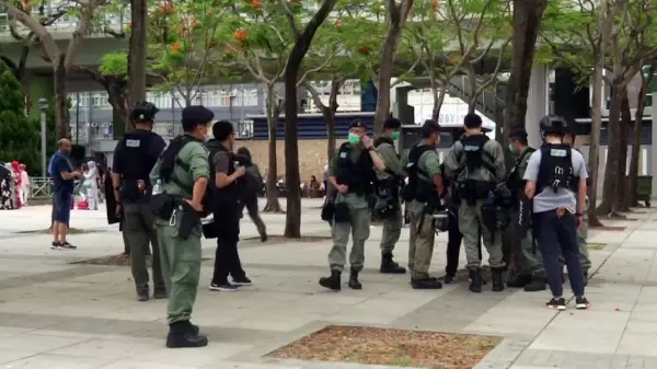 Гонконг тұрғындары шектеулерге қарамастан ереуілге шықты 