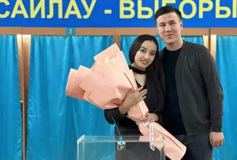 Семейлік жігіт сайлау учаскесінде сүйіктісіне үйленуге ұсыныс жасады