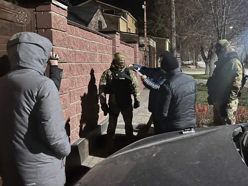 ҰҚК бірқатар өңірде көліктік бақылау инспекциясының қызметкерлерін ұстады