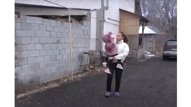 Адвокат алимент алып беремін деп жас қызды зорлап келген 
