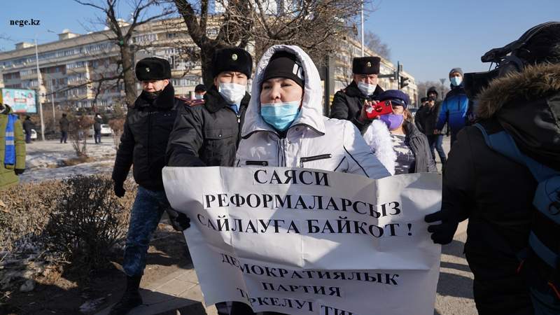 Алматыдағы алаңда митинг өтуде