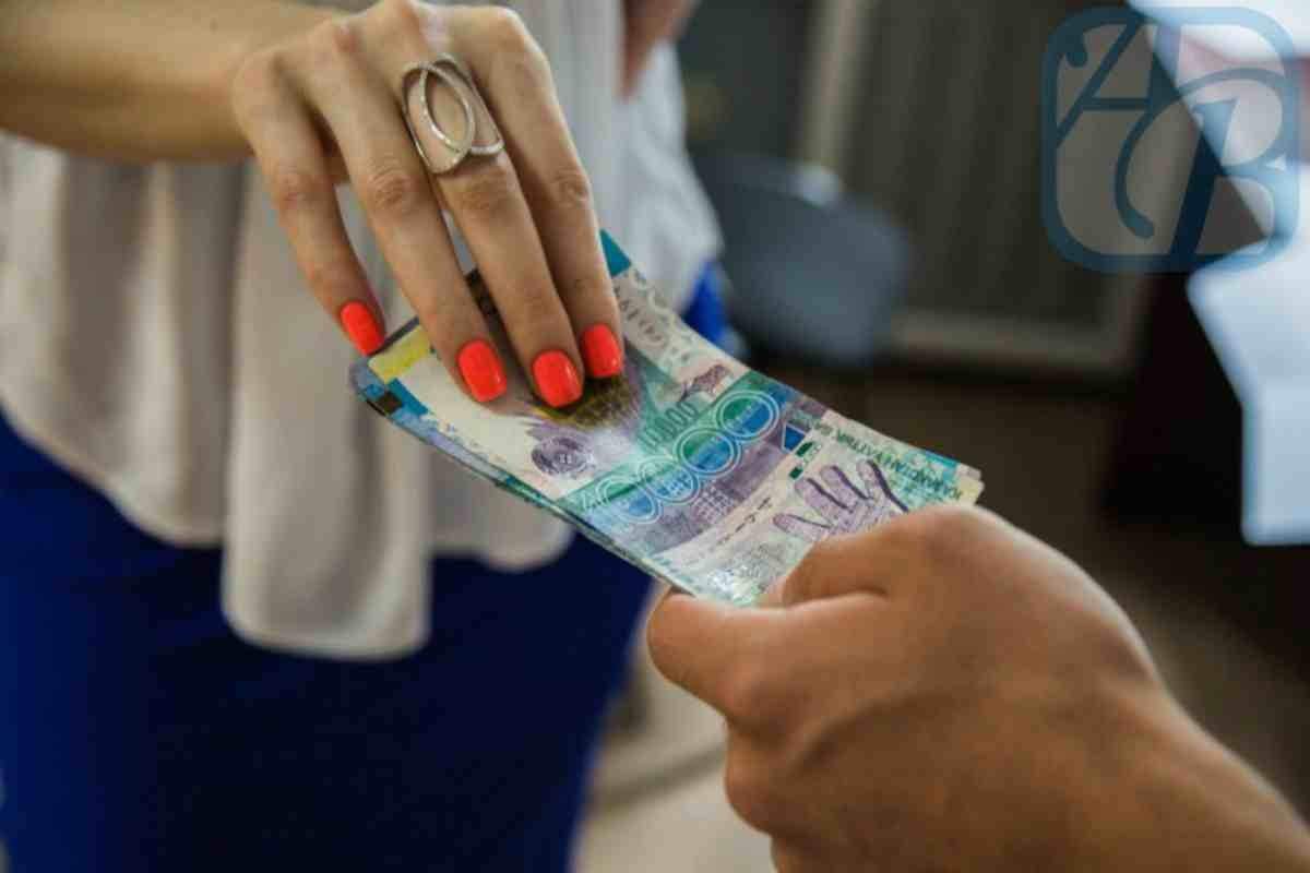 Емхана директоры қызметкерлерден ақша бопсалап келген 