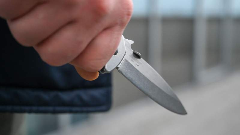 Алматыда 17 жастағы жасөспірім мектеп оқушысын пышақтап кетті