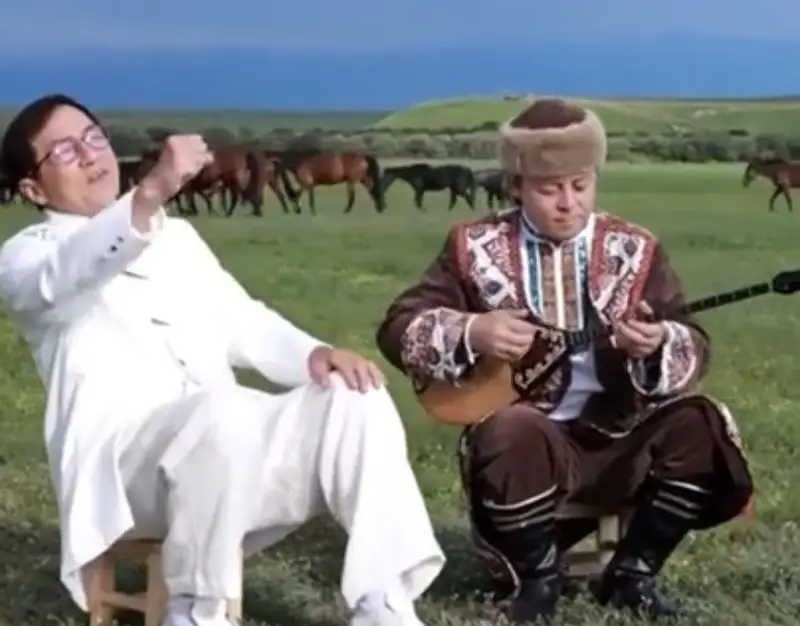 Джеки Чанның домбыра үніне қосылып ән шырқаған видеосы тарады