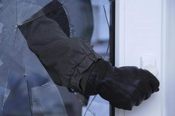 Терезеден кірген ұры қомақты қаражатты алып кетті