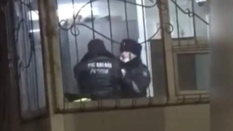 Шымкенттік полицейлердің бекеттегі төбелесі видеоға түсірілді