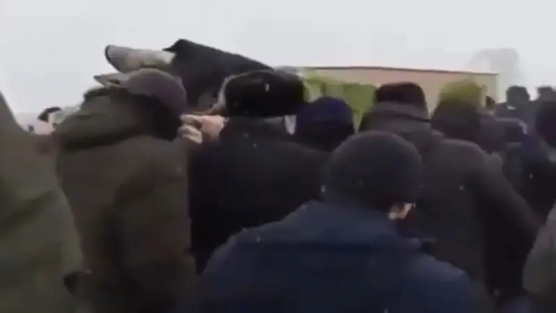 Пайғамбарды мазақ етті: Франциялық мұғалімнің басын кескен жігіт құрметпен жерленді (видео)