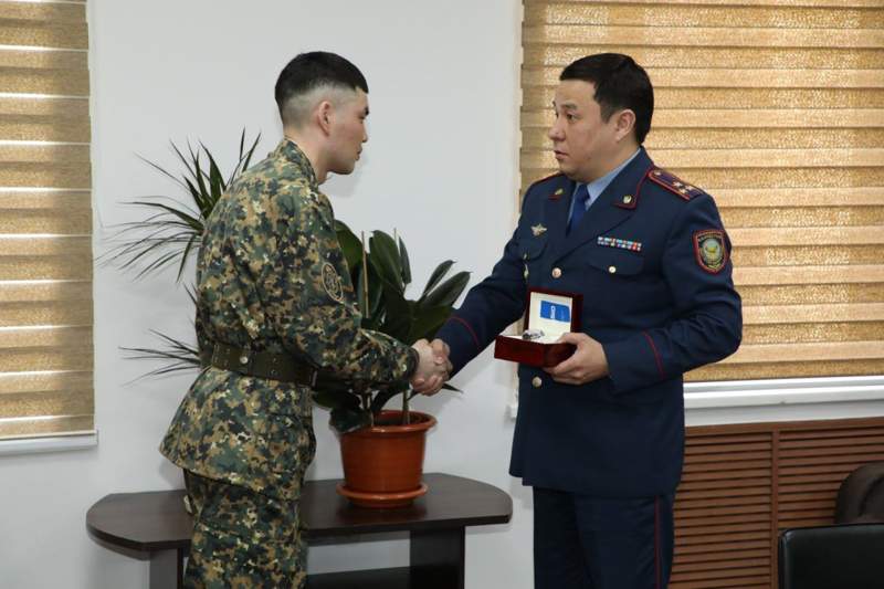 Елордада кәмелетке толмаған баланы құтқарған Ұлттық ұлан сарбаздары марапатталды