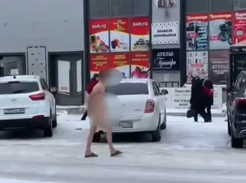 Жезқазғанда ер адам бірге тұратын әйелімен жанжалдасып, көшеге жалаңаш шығып кеткен 