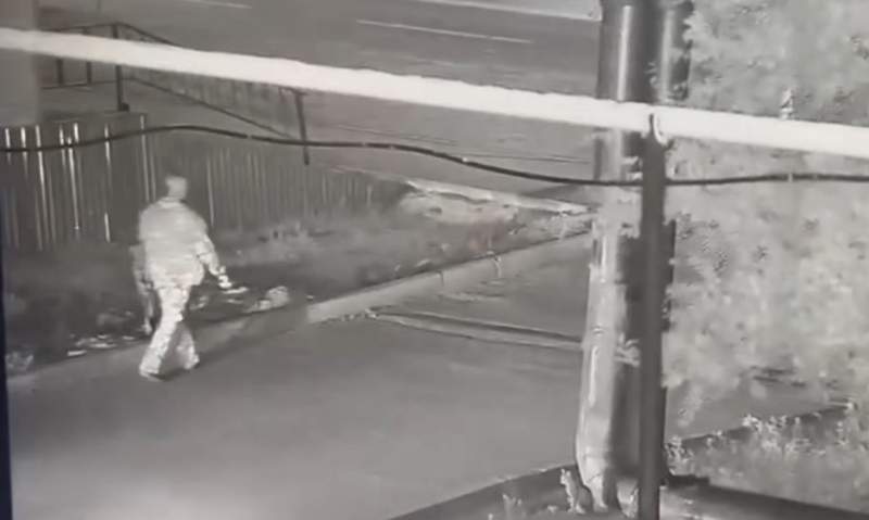 Ақтөбе облысында мас ер адам көшеде оқ атып, өтіп бара жатқандардың бірін жаралады