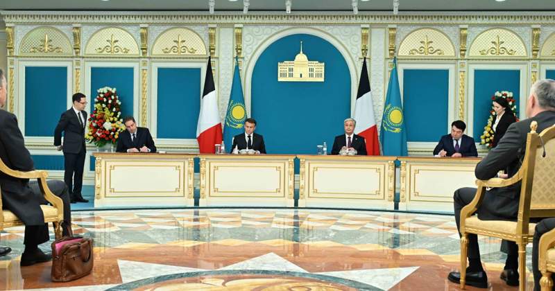 Қазақстан мен Францияның ресми делегация мүшелері бірқатар құжатқа қол қойды