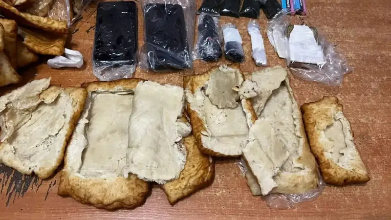 Колонияға шелпек ішіне насыбай жасырып өткізбек болған күдікті ұсталды