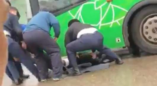 Автобус астына жатып алған ер адам кім? 