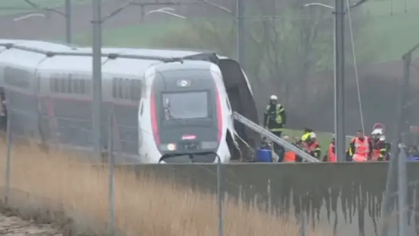 Жүрдек пойыз темір жолдан шығып кетті