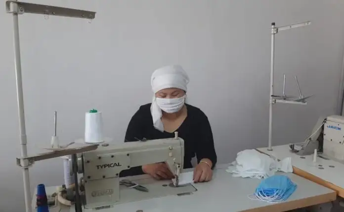 Көпбалалы аналар медициналық маска тігіп жатыр 