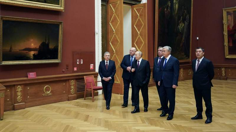 Тоқаев Санкт-Петербург қаласындағы Мемлекеттік орыс музейін аралады