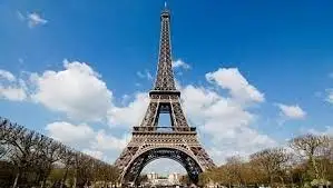 Эйфель мұнарасында белгісіз біреу туристерге пышақпен шабуыл жасап, бір адам қаза тапты