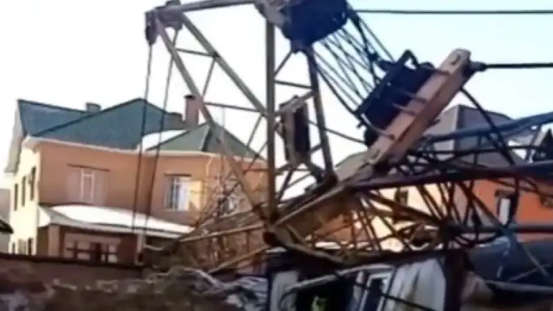 Павлодарда көлікке кран кұлады, 30 үй жарықсыз қалды