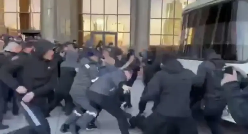 Энергетика министрлігінің алдына жиналған мұнайшыларды полиция күштеп алып кетті (видео)