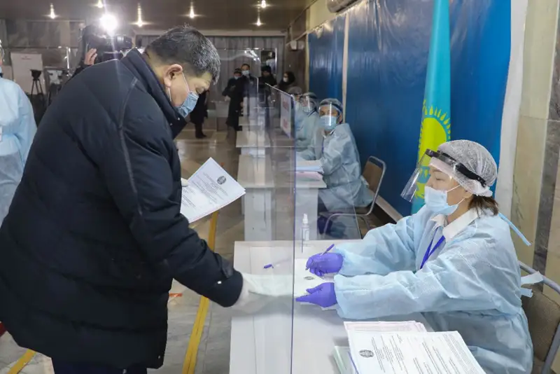 Атырау облысының әкімі Махамбет Досмұхамбетов дауыс берді