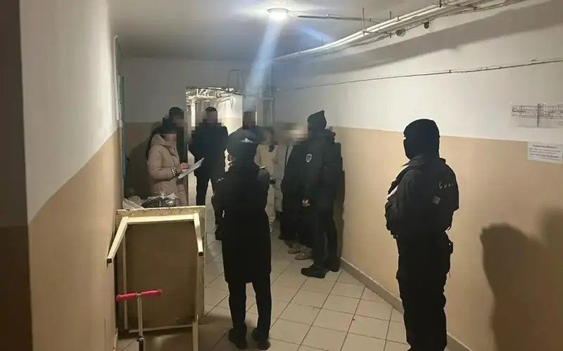 Петропавлдағы жатақханалардың бірінде синтетикалық есірткі сатып келген әйел ұсталды